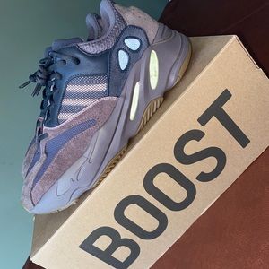 adidas yeezy 700 mauve size 11 *Trade